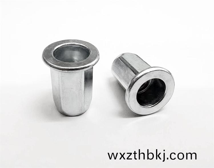 平(ping)頭全(quan)六角(jiao)通(tong)孔鉚螺母(鐵鍍鋅(xin))